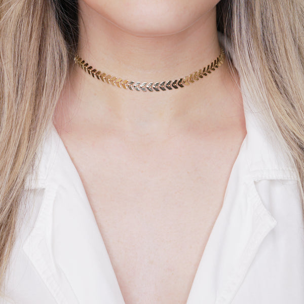 24K gold plated snake chain necklace simple chevron chain collar on blonde woman neck neckline